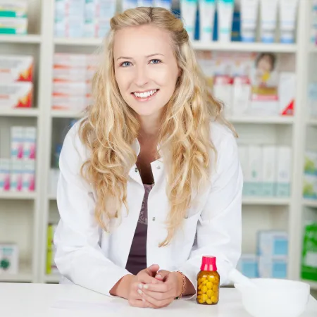 Farmacéutica atendiendo en el mostrador
